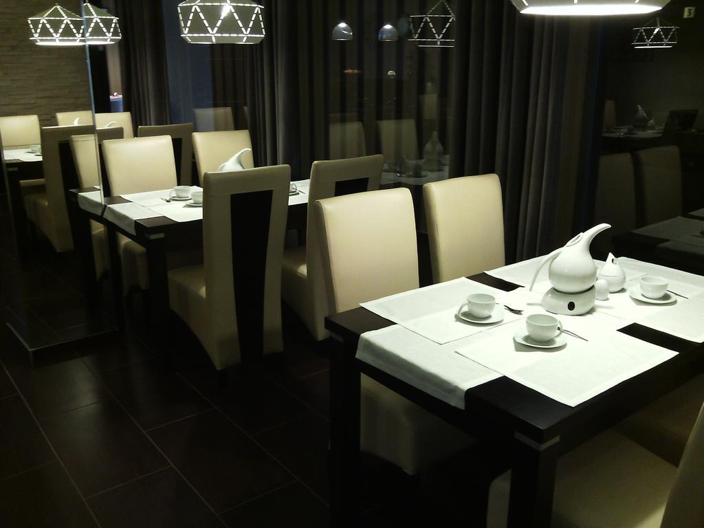 B&M Guesthouse Oswiecim Ngoại thất bức ảnh